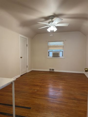 920 Clinton Avenue, Update, MI 48079