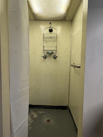 920 Clinton Avenue, Update, MI 48079