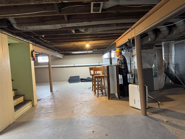 920 Clinton Avenue, Update, MI 48079