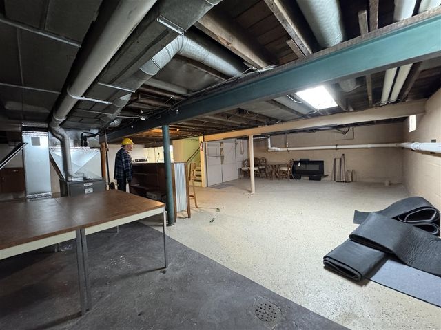 920 Clinton Avenue, Update, MI 48079