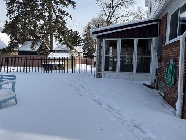 920 Clinton Avenue, Update, MI 48079