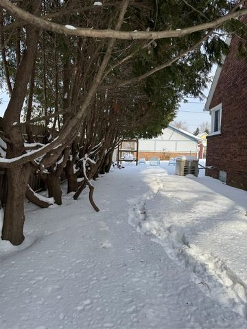 920 Clinton Avenue, Update, MI 48079