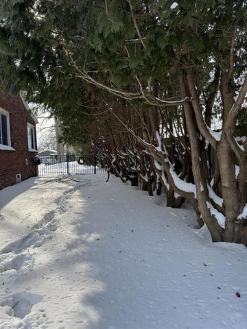 920 Clinton Avenue, Update, MI 48079