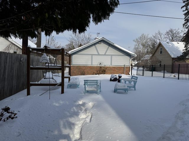 920 Clinton Avenue, Update, MI 48079