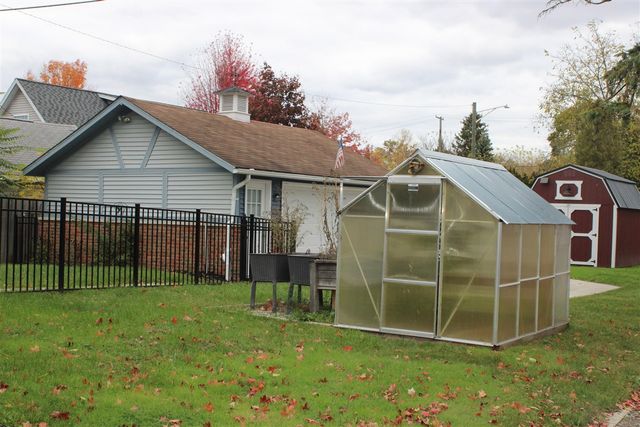 920 Clinton Avenue, Update, MI 48079