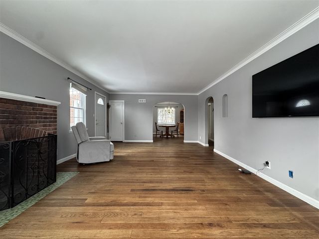 920 Clinton Avenue, Update, MI 48079