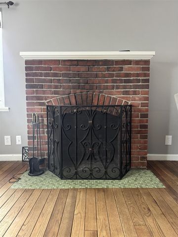 920 Clinton Avenue, Update, MI 48079