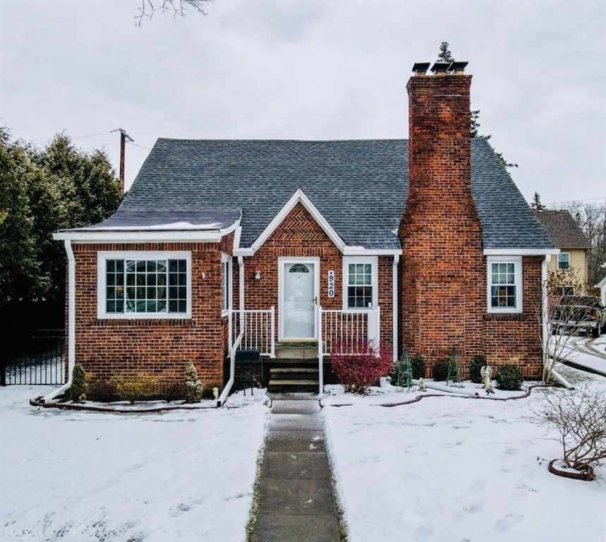 920 Clinton Avenue, Update, MI 48079