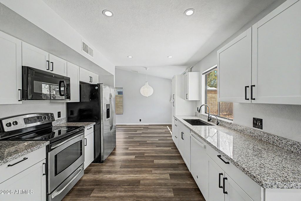 4009 W MISTY WILLOW Lane, Glendale, AZ 85310 — photo 5