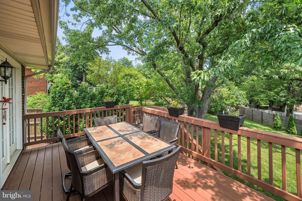 Image 10 of property listing at 2305 PEGGY LN, Silver Spring, MD 20910