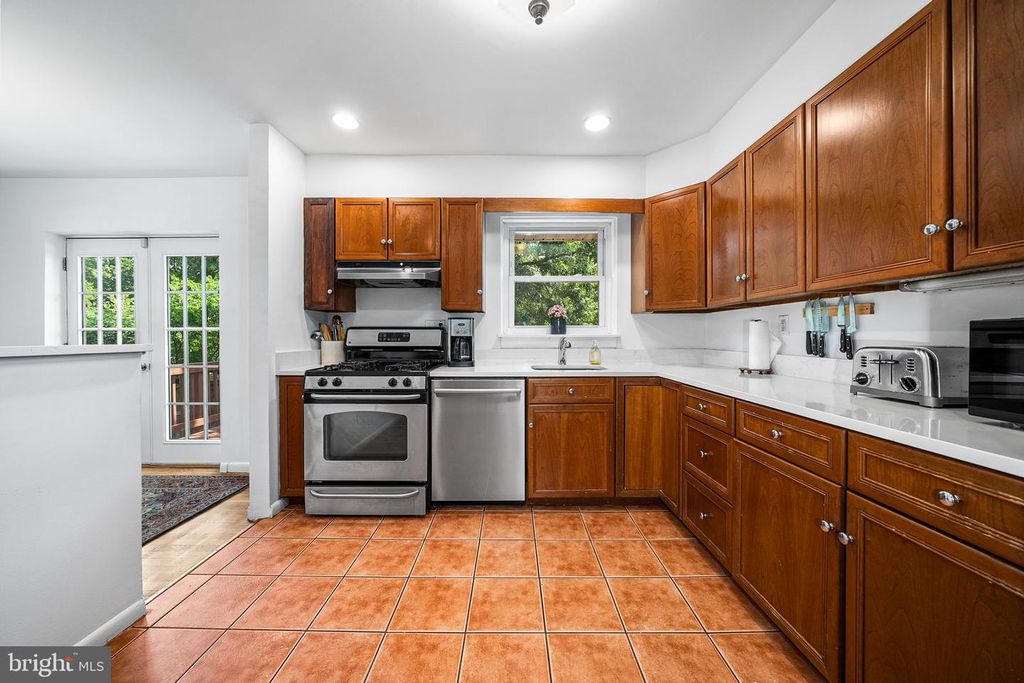 Image 15 of property listing at 2305 PEGGY LN, Silver Spring, MD 20910