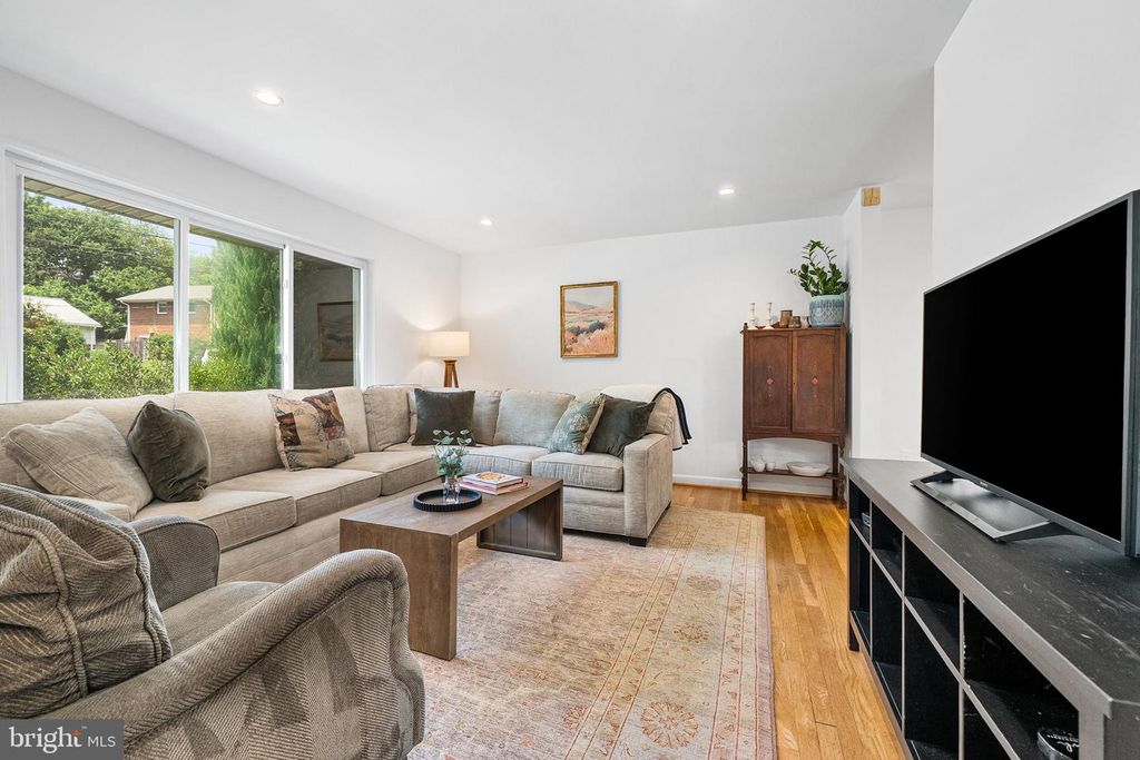 Image 5 of property listing at 2305 PEGGY LN, Silver Spring, MD 20910