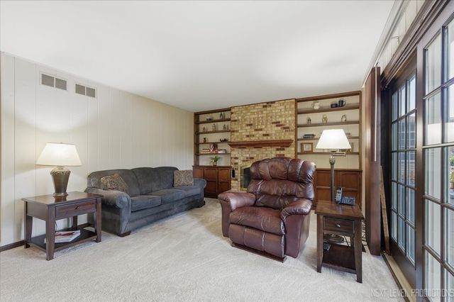 530 Olesen Drive, Naperville, IL 60540