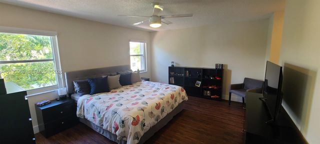 320 SW 99th Ave, Pembroke Pines, FL 33025