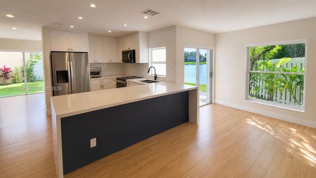 320 SW 99th Ave, Pembroke Pines, FL 33025