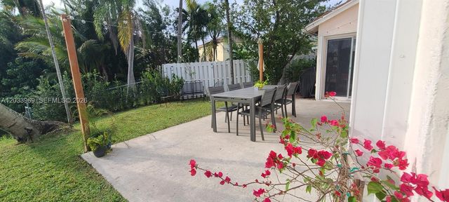320 SW 99th Ave, Pembroke Pines, FL 33025