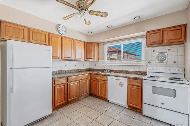 233 E Alhambra Avenue, Lindenhurst, NY 11757