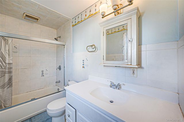 233 E Alhambra Avenue, Lindenhurst, NY 11757
