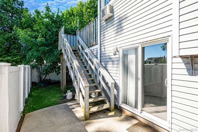 233 E Alhambra Avenue, Lindenhurst, NY 11757