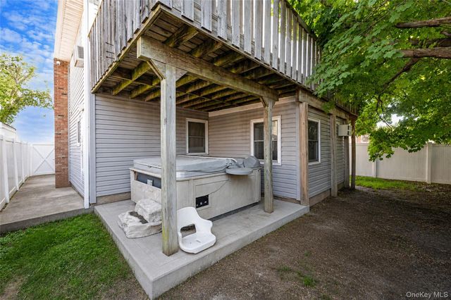 233 E Alhambra Avenue, Lindenhurst, NY 11757
