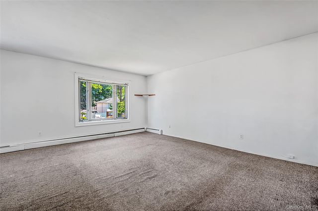 233 E Alhambra Avenue, Lindenhurst, NY 11757
