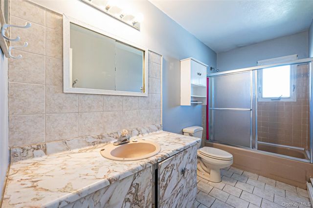 233 E Alhambra Avenue, Lindenhurst, NY 11757