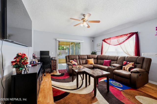 1663 E JAYHAWK Lane E, Jacksonville, FL 32221
