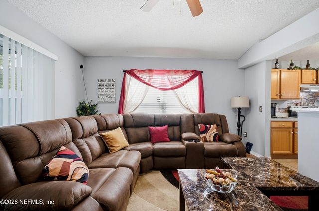 1663 E JAYHAWK Lane E, Jacksonville, FL 32221