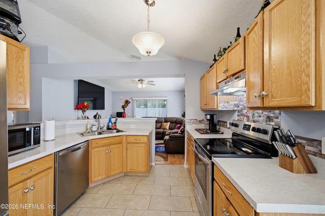 1663 E JAYHAWK Lane E, Jacksonville, FL 32221