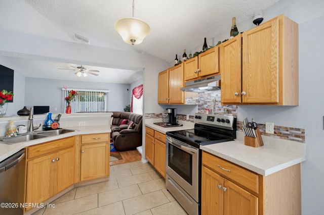 1663 E JAYHAWK Lane E, Jacksonville, FL 32221