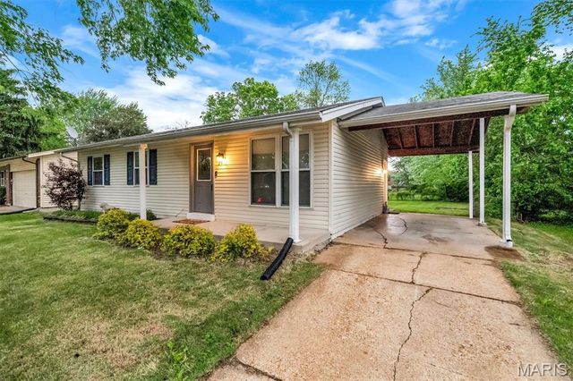 2916 Oriental Drive, Florissant, MO 63031