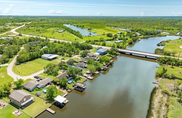 131 Bastrop Bayou Drive, Angleton, TX 77515