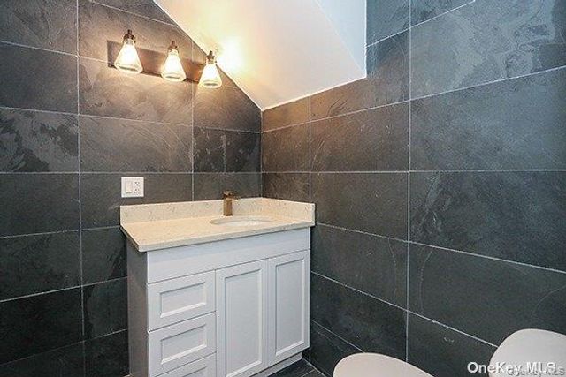 1415 Old Northern Boulevard 5, Roslyn, NY 11576