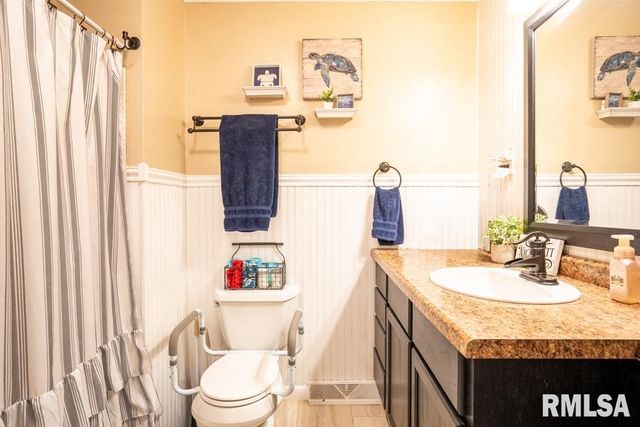 516 S 8TH Street, Herrin, IL 62948