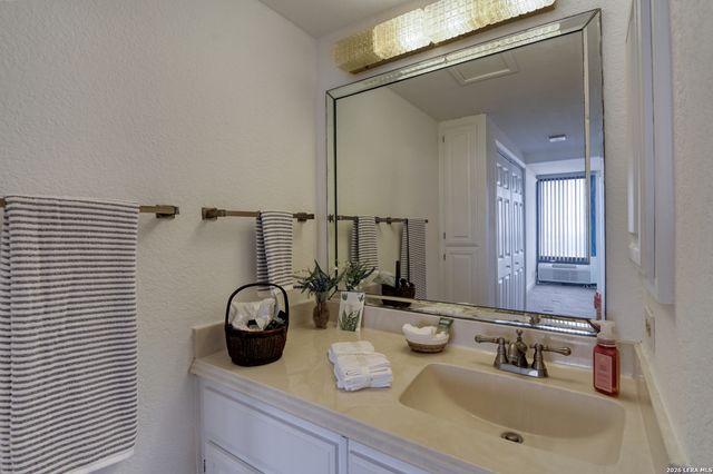 7701 Wurzbach Rd Apt 1402, San Antonio, TX 78229