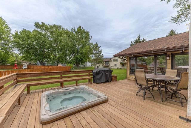 815 Westwood Drive, Onalaska, WI 54650
