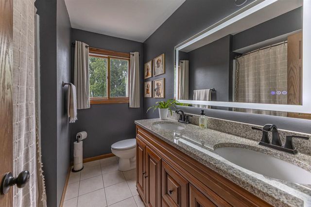 815 Westwood Drive, Onalaska, WI 54650