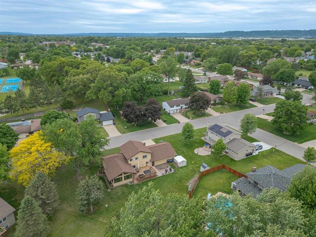 815 Westwood Drive, Onalaska, WI 54650