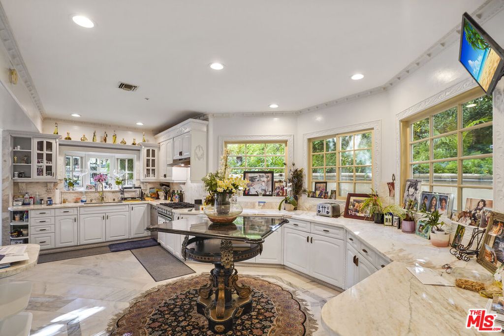 Image 10 of property listing at 2258 Gloaming Way, Beverly Hills, CA 90210