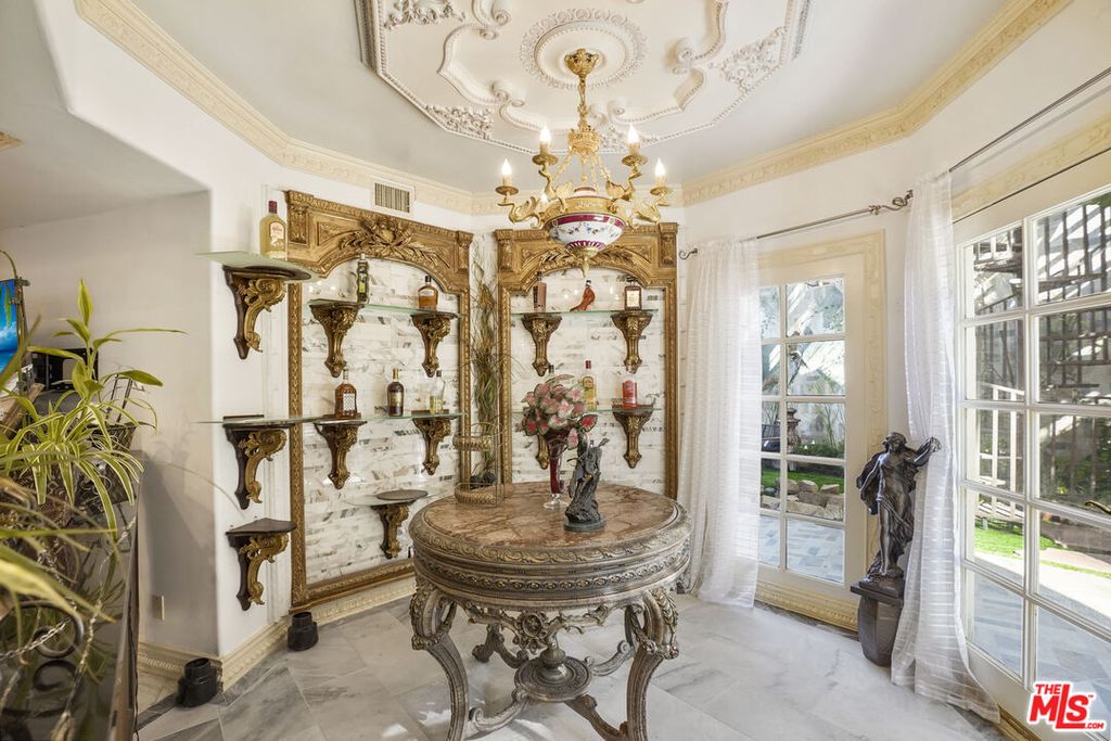 Image 11 of property listing at 2258 Gloaming Way, Beverly Hills, CA 90210