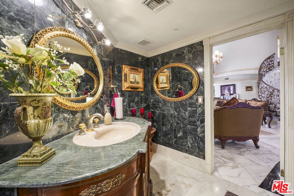 Image 13 of property listing at 2258 Gloaming Way, Beverly Hills, CA 90210