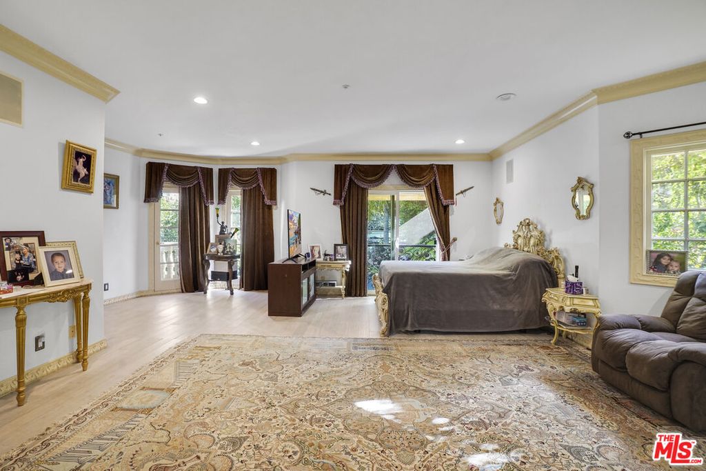 Image 14 of property listing at 2258 Gloaming Way, Beverly Hills, CA 90210