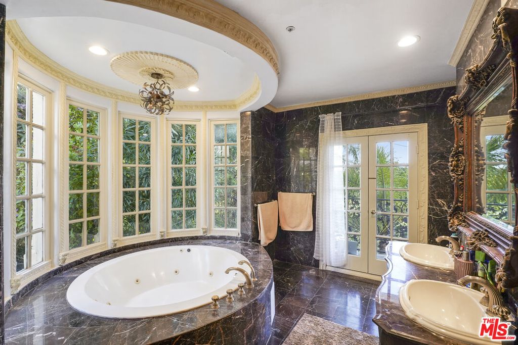 Image 15 of property listing at 2258 Gloaming Way, Beverly Hills, CA 90210