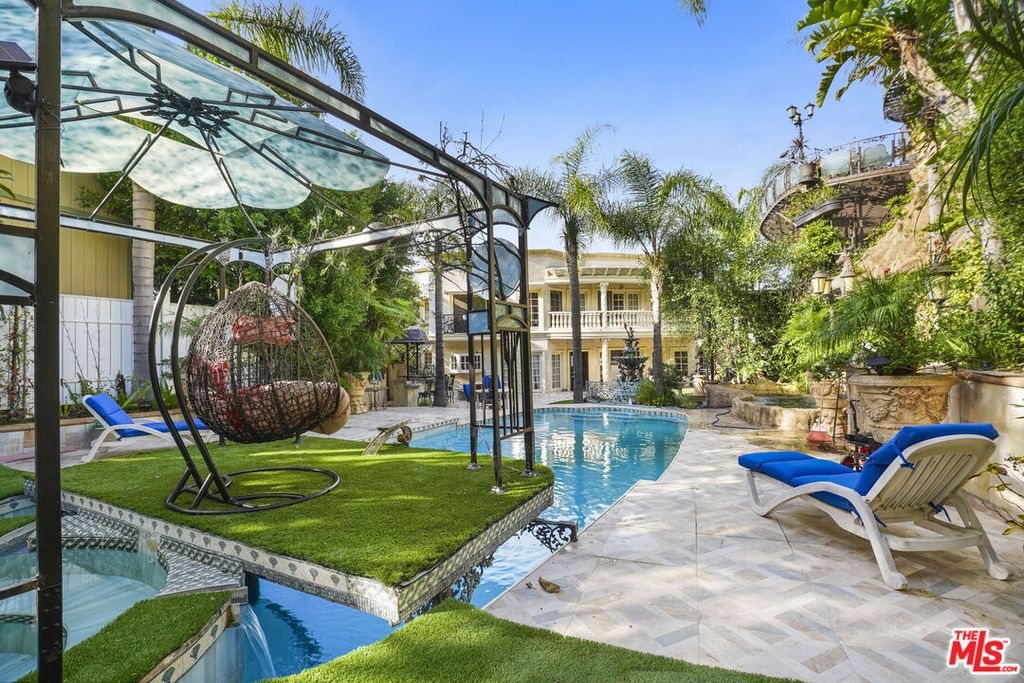 Image 20 of property listing at 2258 Gloaming Way, Beverly Hills, CA 90210