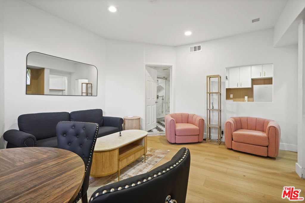 Image 25 of property listing at 2258 Gloaming Way, Beverly Hills, CA 90210