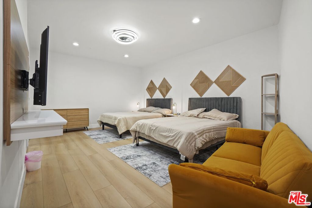 Image 26 of property listing at 2258 Gloaming Way, Beverly Hills, CA 90210