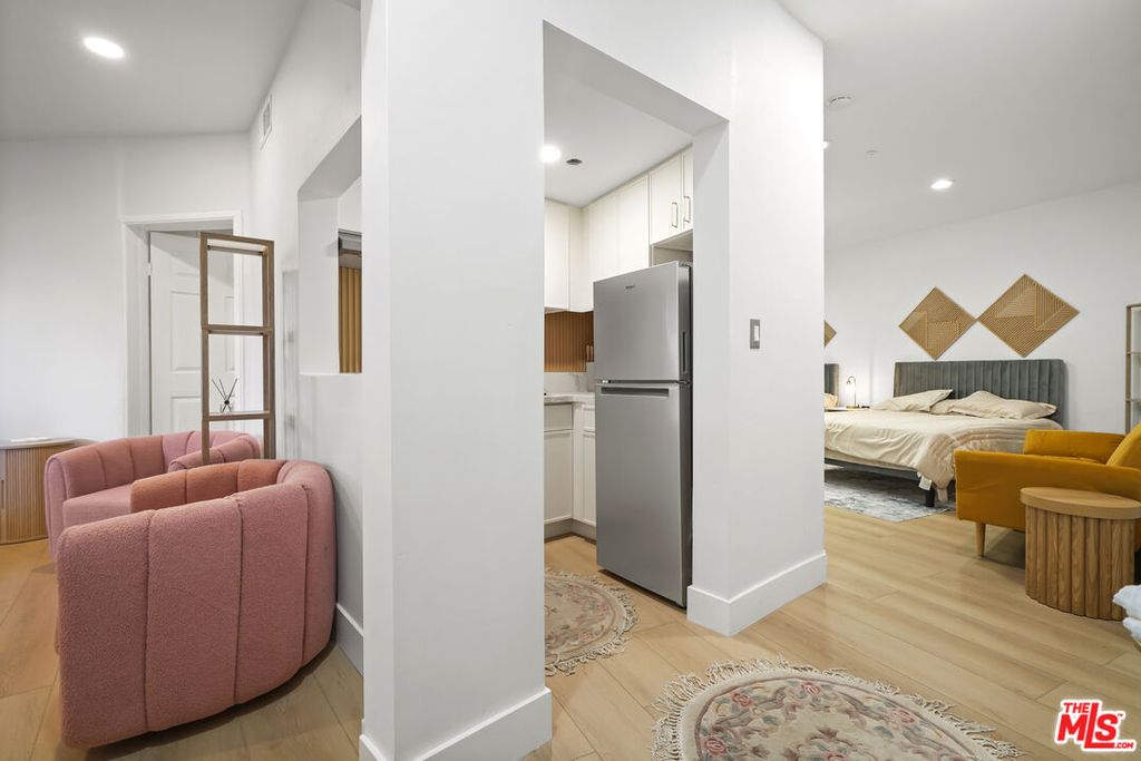 Image 27 of property listing at 2258 Gloaming Way, Beverly Hills, CA 90210