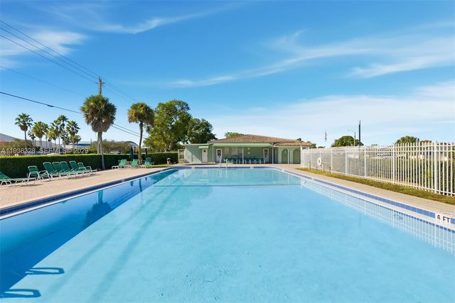 5723 NW 87th Ave, Tamarac, FL 33321