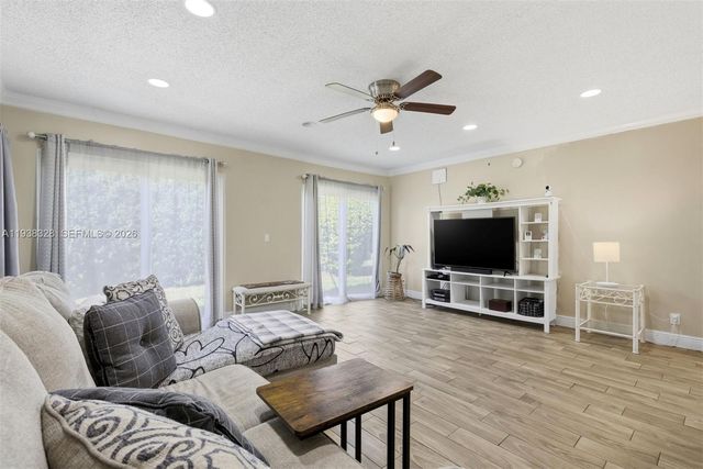 5723 NW 87th Ave, Tamarac, FL 33321