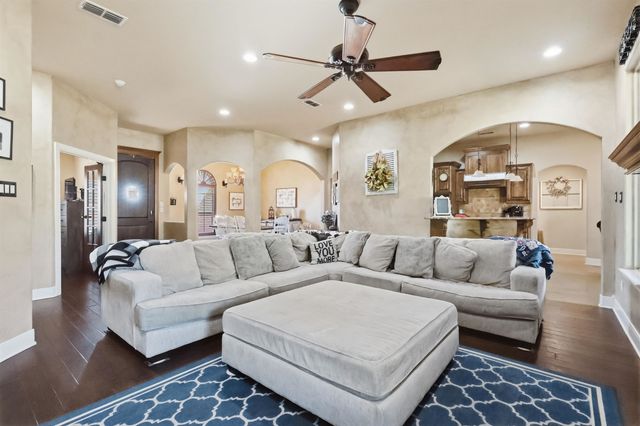 907 Woodridge Cir, Longview, TX 75601